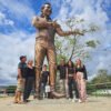 city tour en valledupar escultura de diomedez dias con turistas alrededor