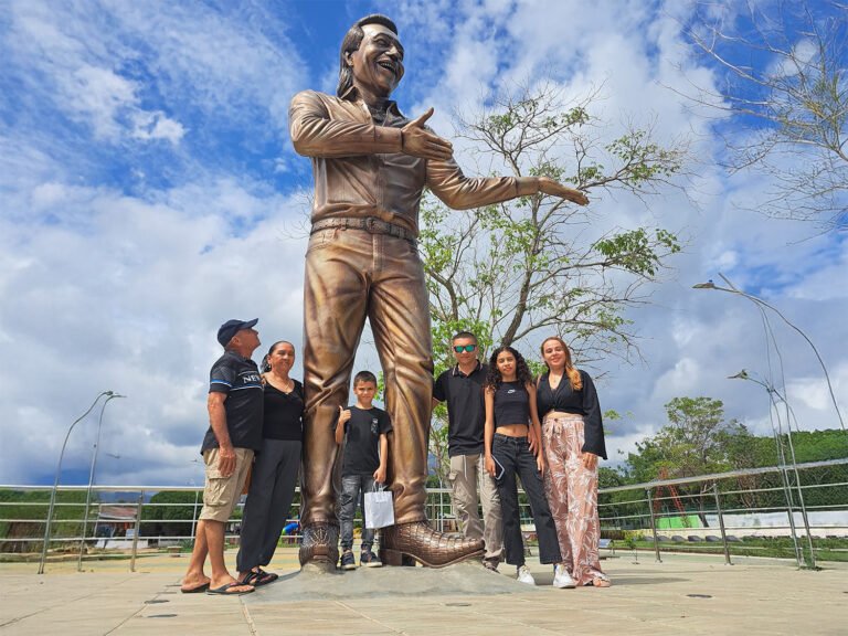 city tour en valledupar escultura de diomedez dias con turistas alrededor