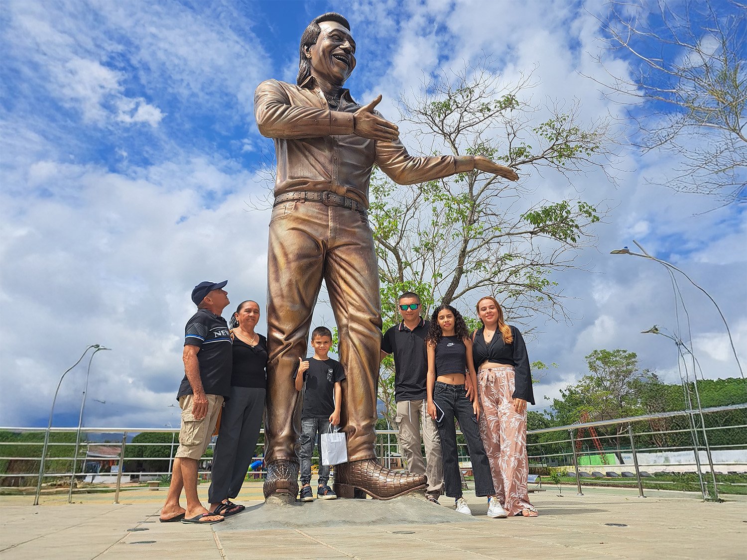 city tour en valledupar escultura de diomedez dias con turistas alrededor