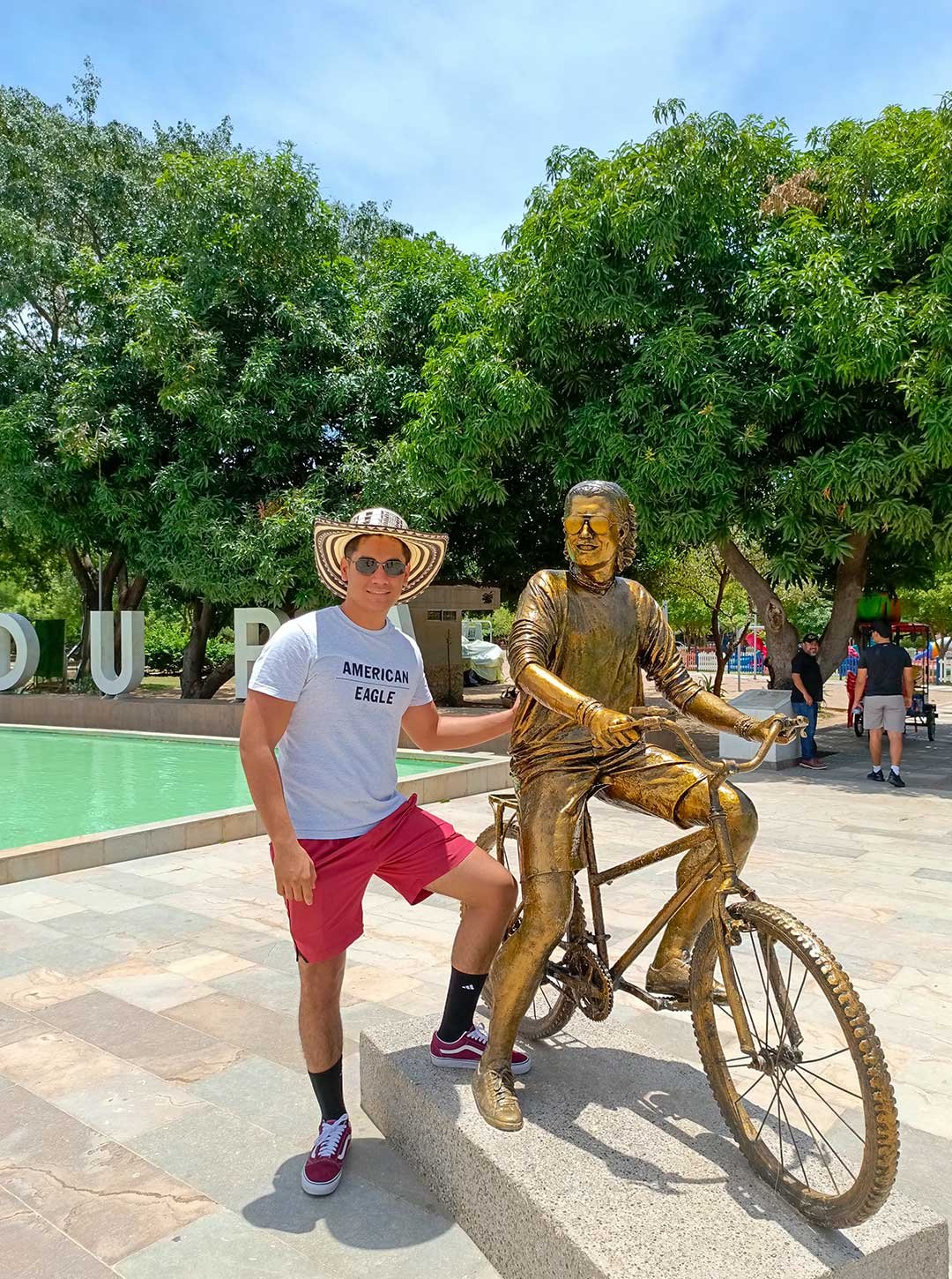 turista de agencia de viajes vallenatour con escultura