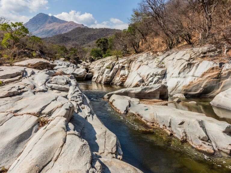 foto de la agencia de turismo vallenatour donde se visita hermosos rios del cesar entre ellos el de la foto que se llama la mina