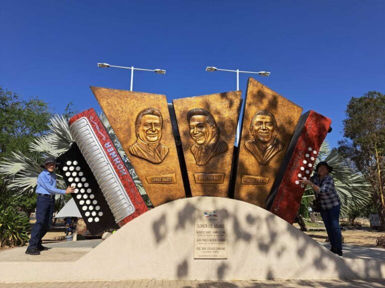 tours en valledupar con escultura de acordeon bonita y turistas posando