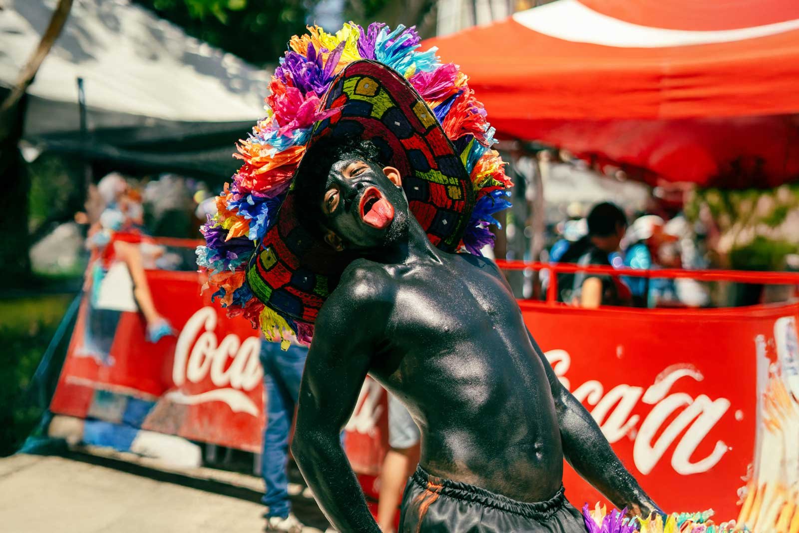 festivales colombia hombre pintado de negro en el festival de barranquilla