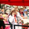 festivales colombia hombre tocando instrumento en procesion