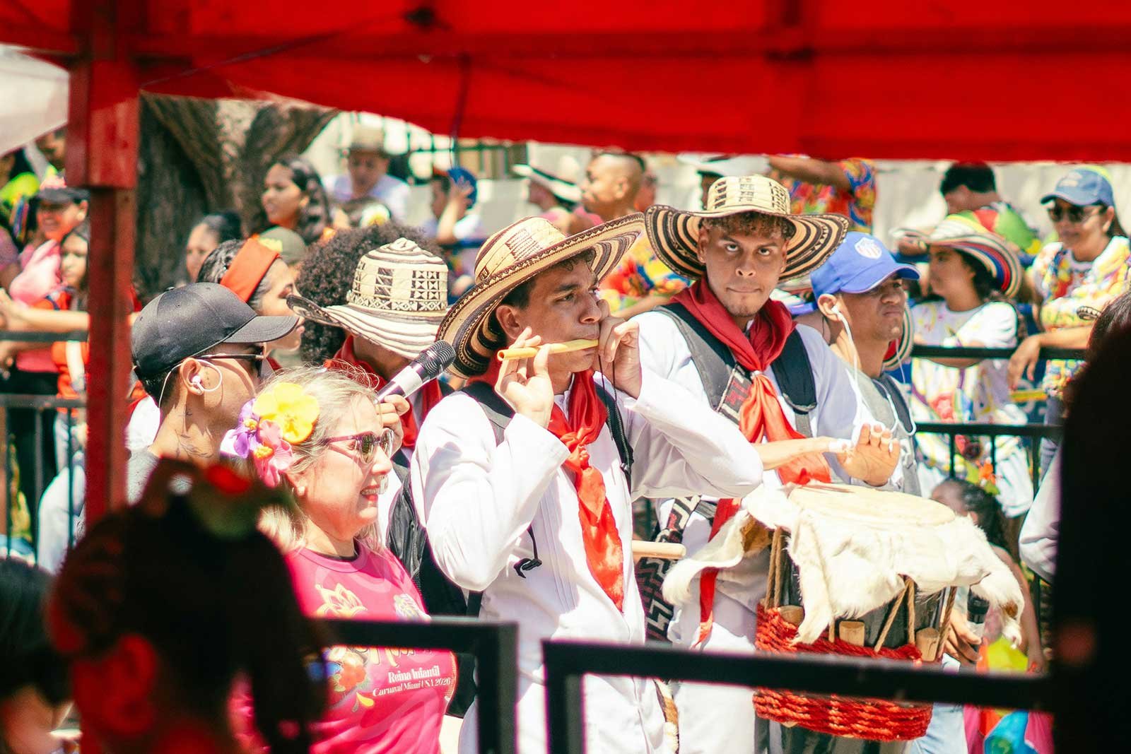 festivales colombia hombre tocando instrumento en procesion