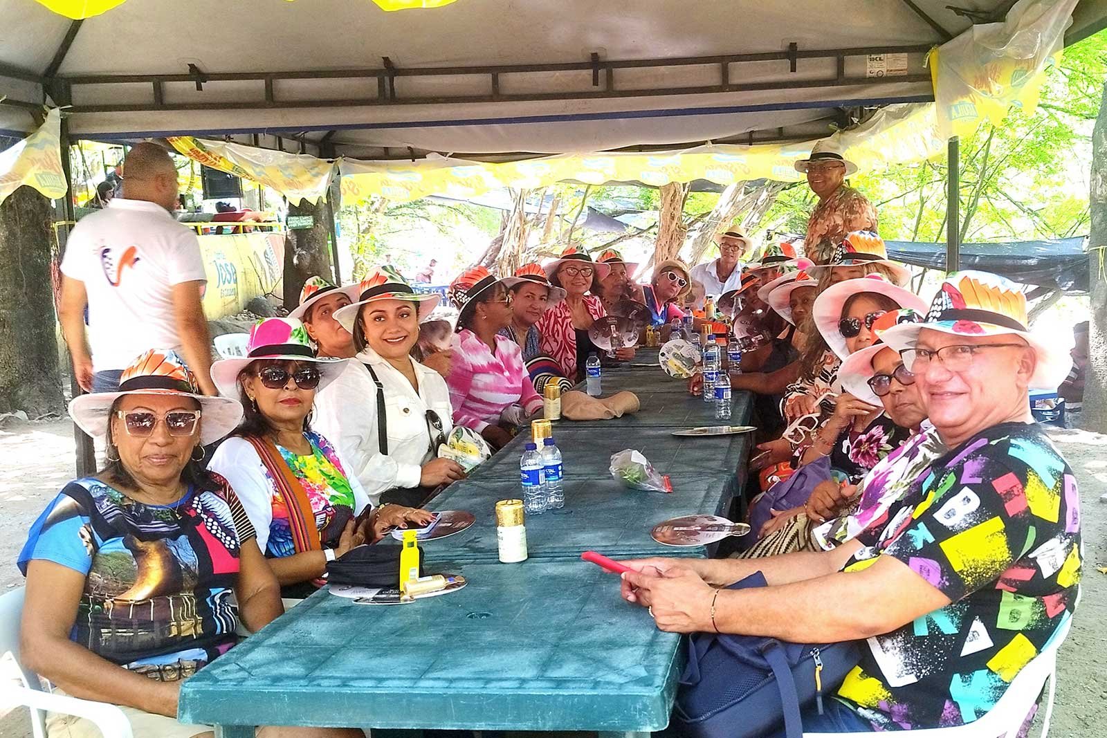 turistas disfrutando en el festival vallenato de valledupar