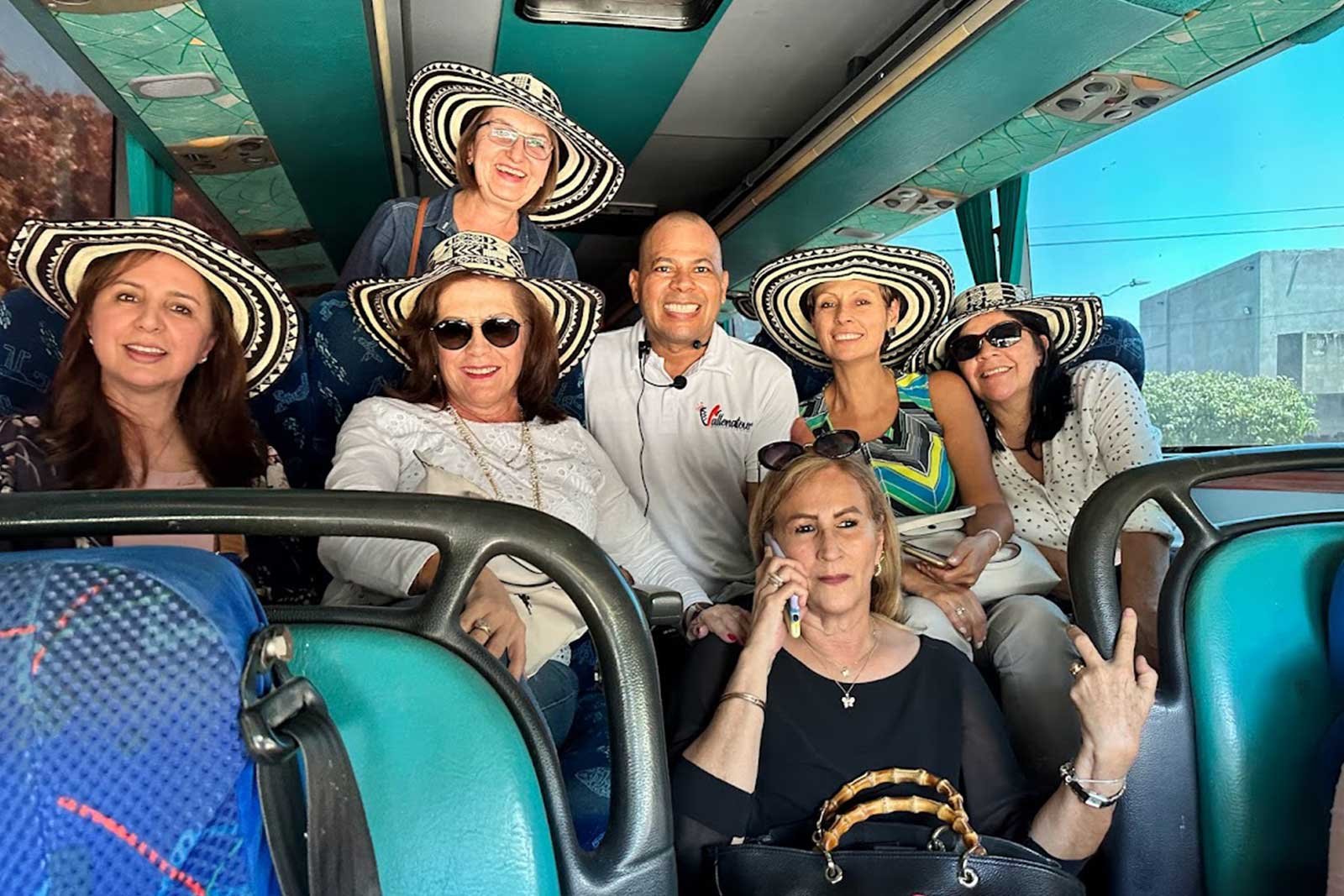 turistas de vallenatour en un bus