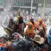 gentre llena de harina en carnaval negros y blancos con vallenatour