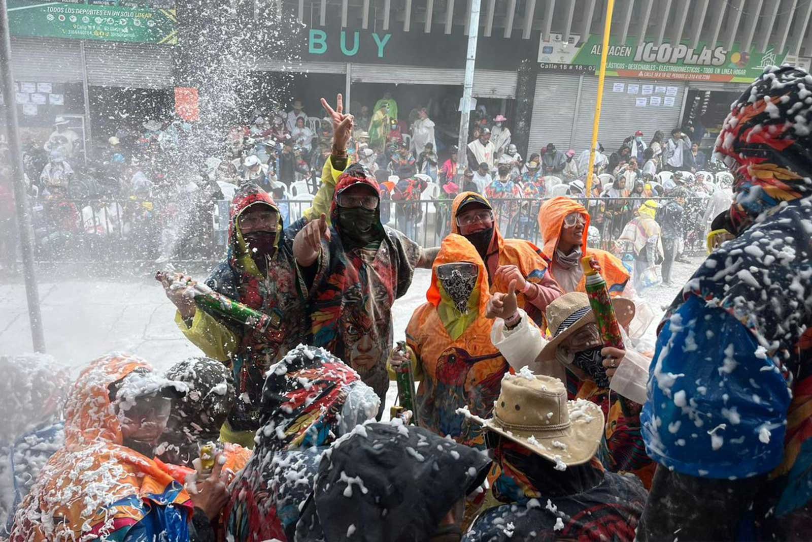 gentre llena de harina en carnaval negros y blancos con vallenatour