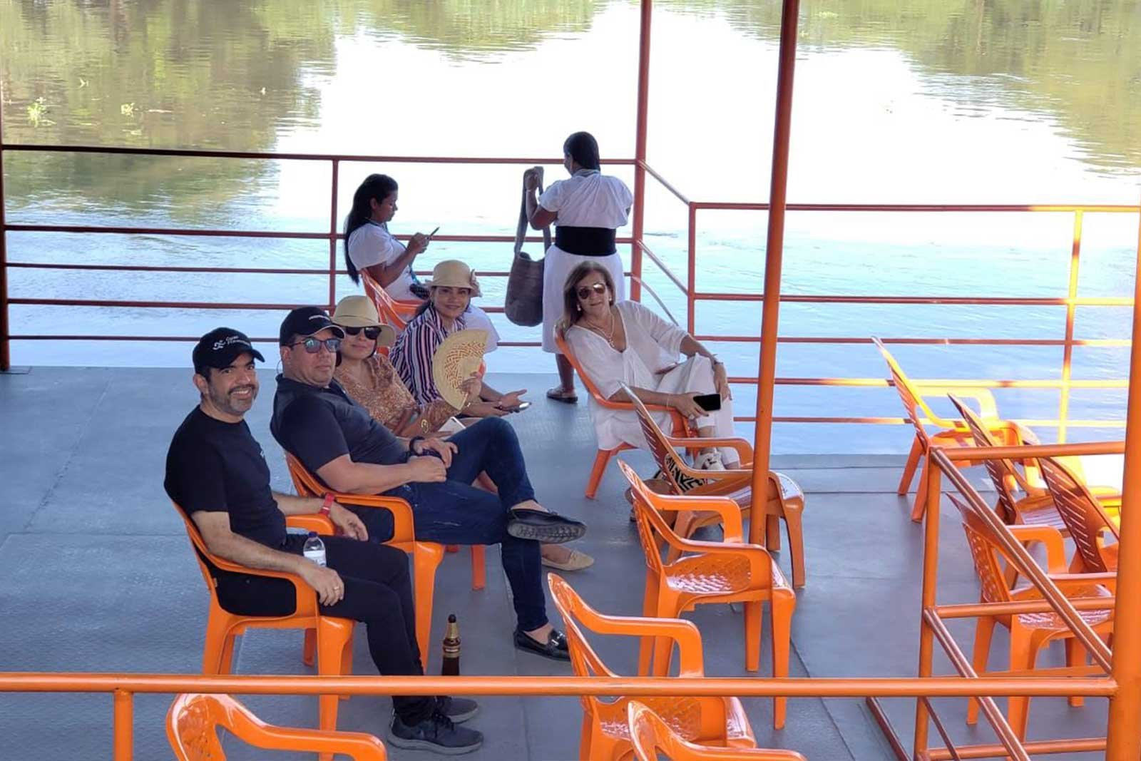gente en un rio de mompox
