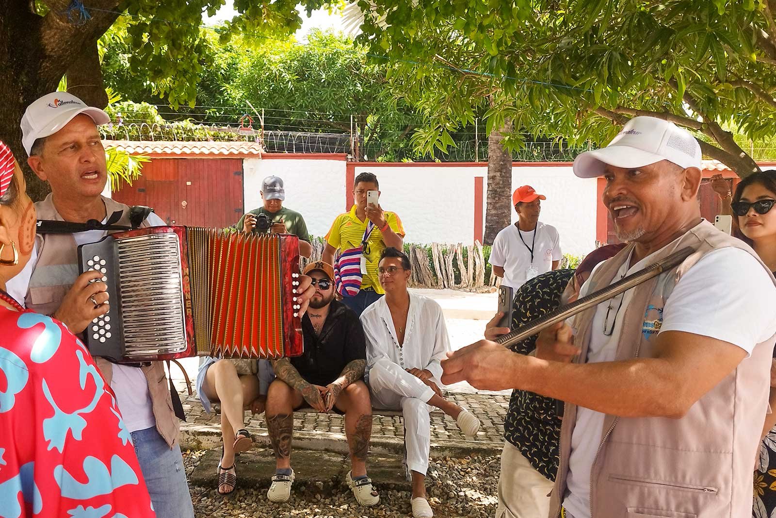 musicos tocando acordeon en el festival vallenato