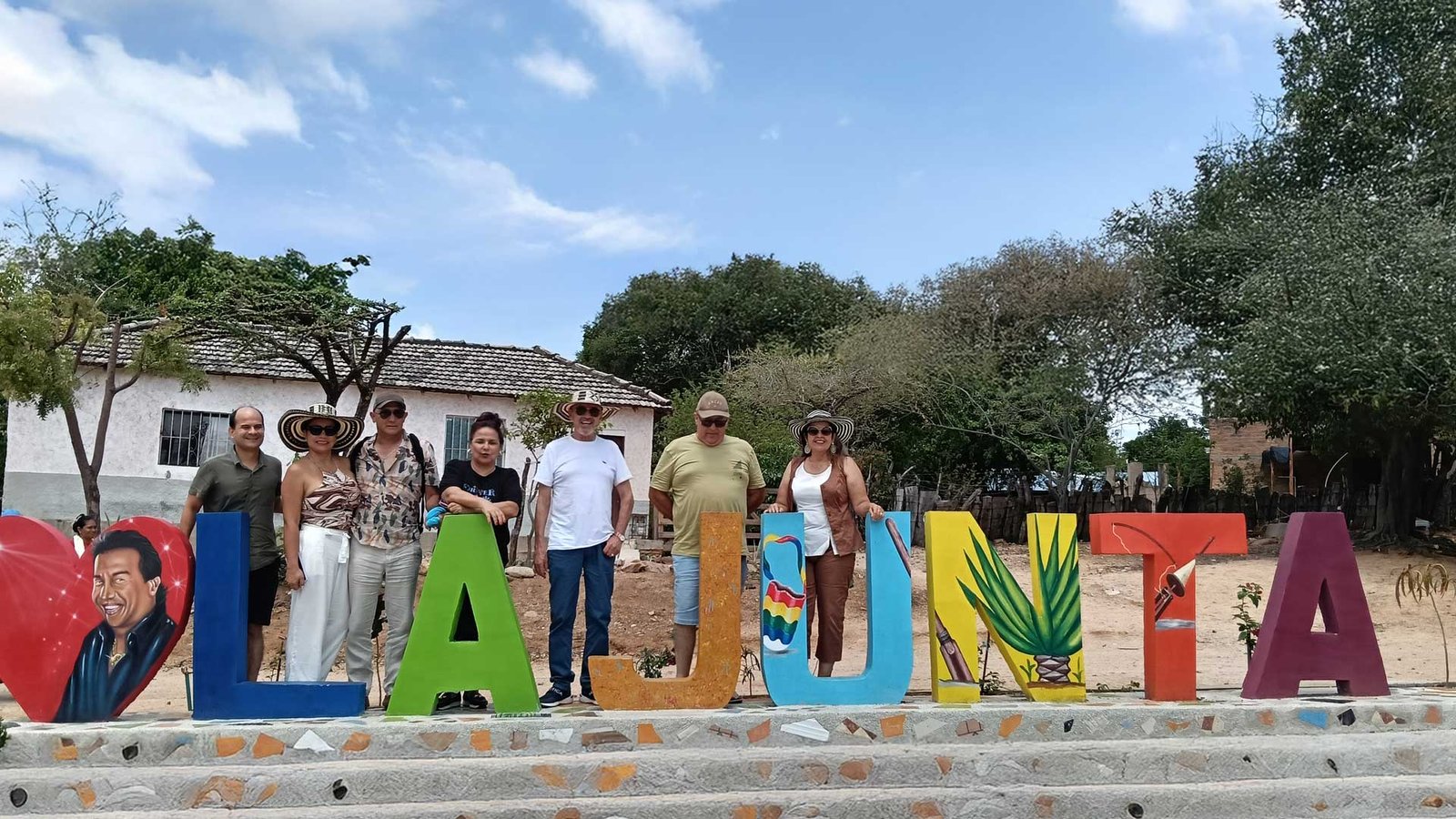 festival vallenato turistas en escultura
