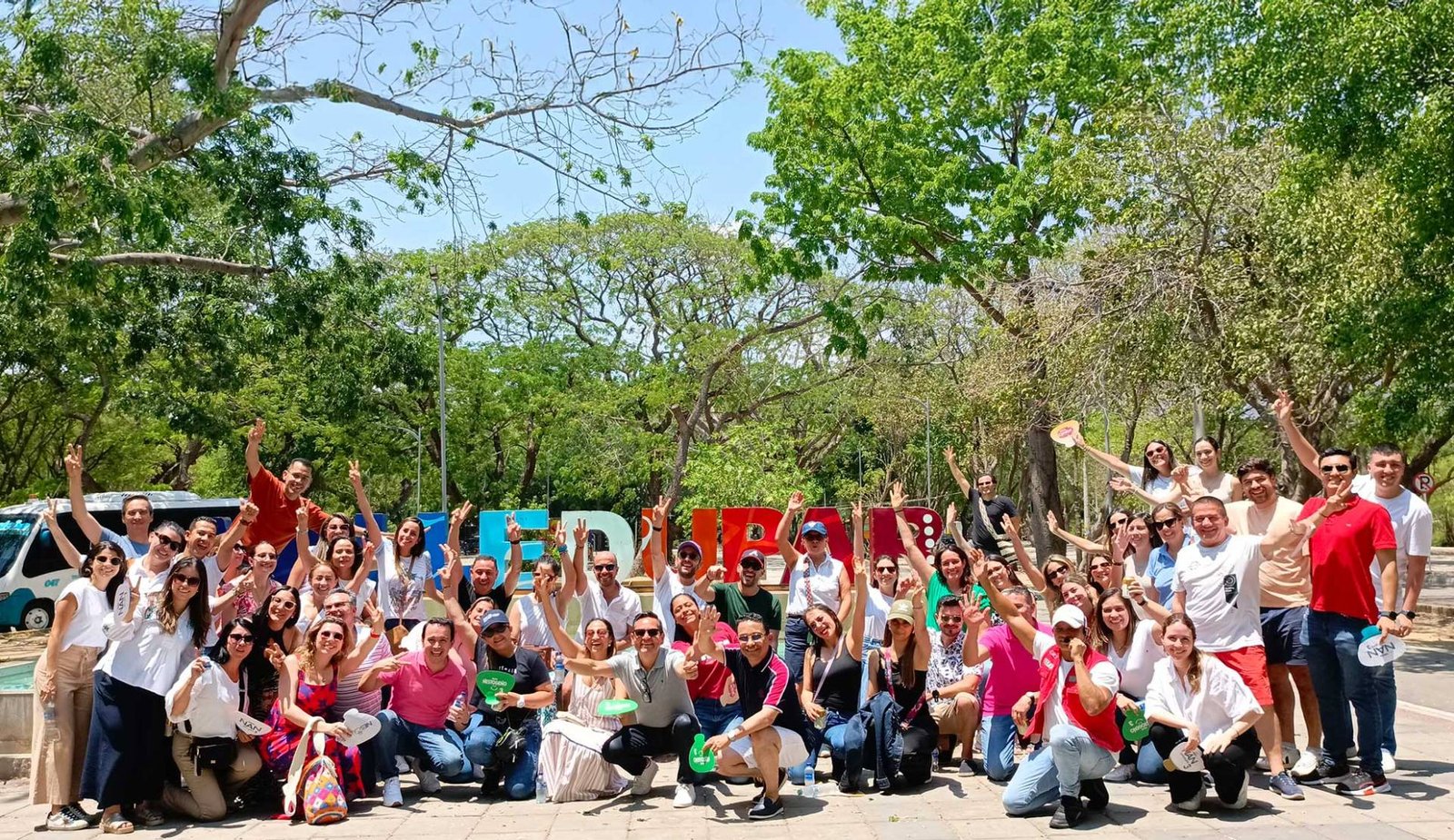 grupo de turistas con agencia de viajes valledupar vallenatour
